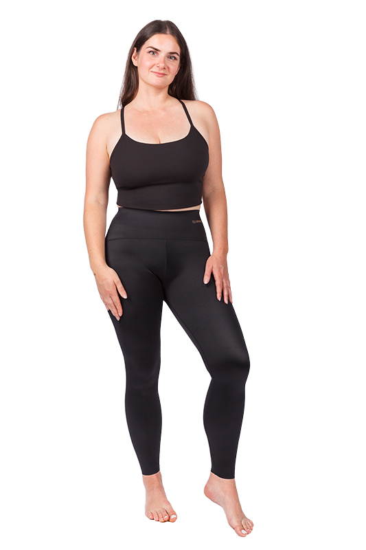 Ganzkörperansicht einer Frau in schwarzen ACTIVE leggings 2.0 mit hohem, anatomisch geformtem Bund und langen Beinen.