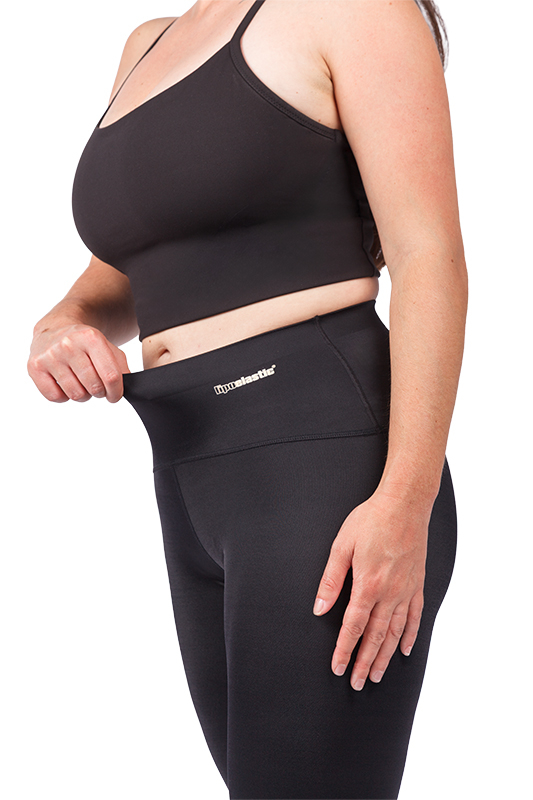 Seitliche Ansicht einer Frau in schwarzen ACTIVE leggings 2.0, die die flexible und nahtlose Bundausführung zeigt.