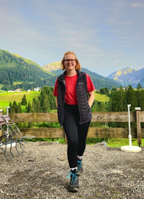 Klara beim Wandern mit der ACTIVE leggings von LIPOELASTIC