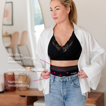 Frau trägt schwarze LIPOELASTIC Shapewear Shorts unter Kleidung – unsichtbare Figurwäsche für eine glatte Silhouette im Alltag.