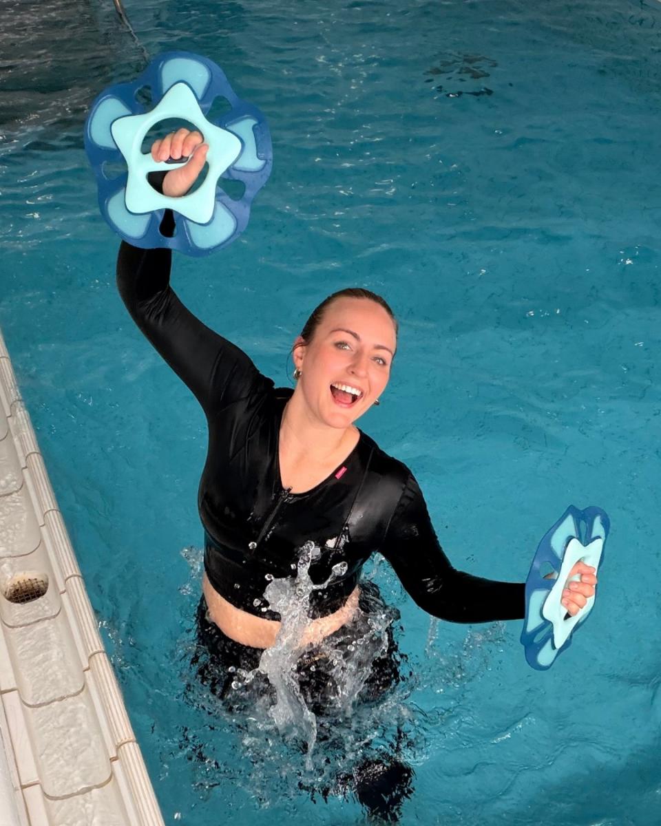 Lipödem Heldin Juliane beim Aqua Fitness mit Zusatzgewichten in der Hand
