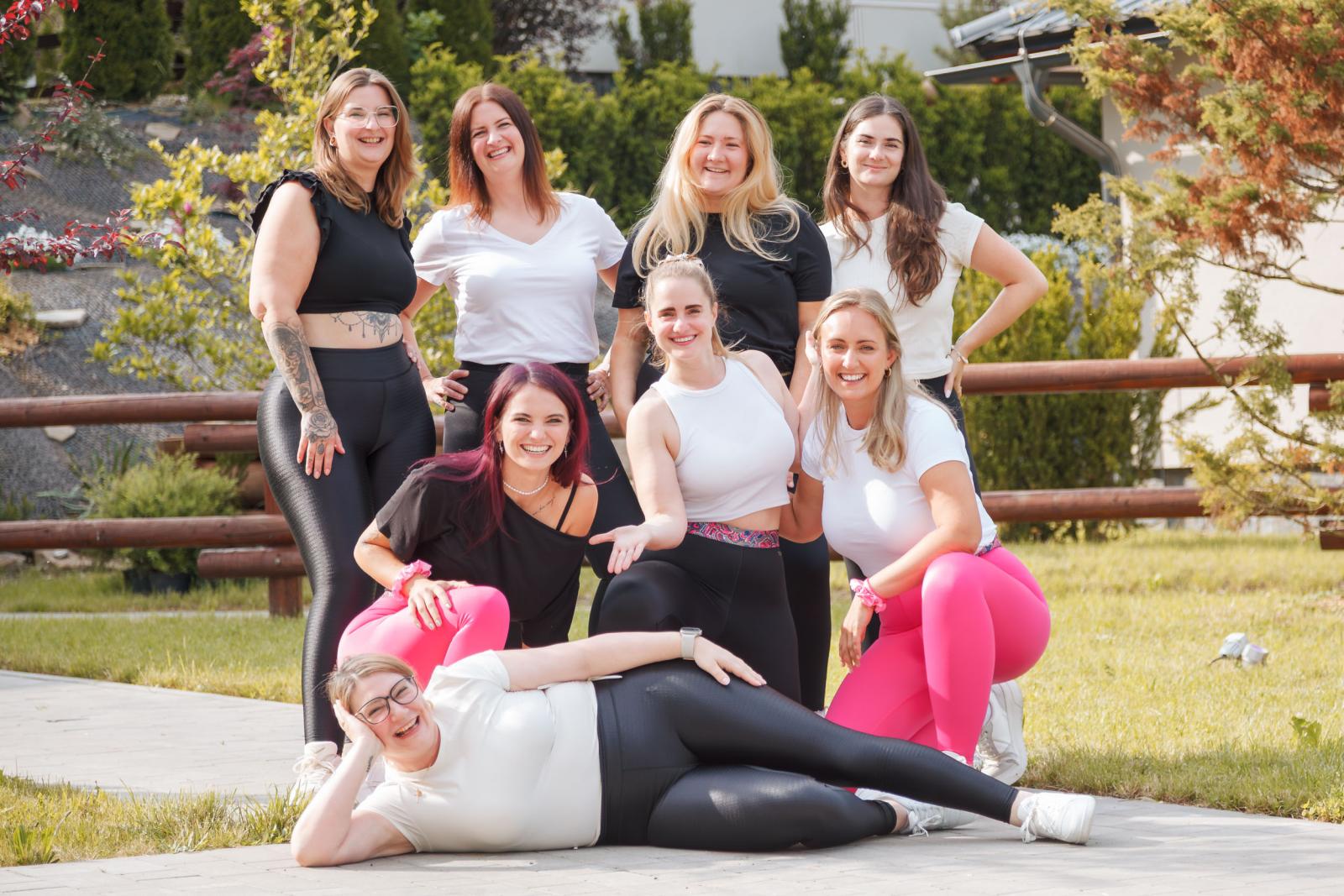 Alt Text: 8 Lipödem Heldinnen aus 5 Ländern, von links hinten nach rechts vorne: Femke, Jac, Elise, Sylvie, Julia, Lucia, Juliane, Linda