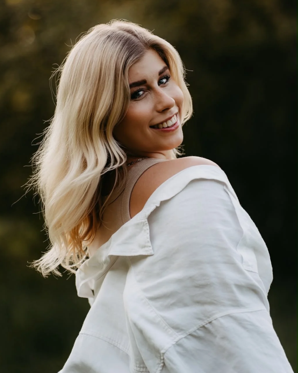 Physiotherapeutin Nathalie, die selbst von Lipödem betroffen ist, lächelt in die Kamera