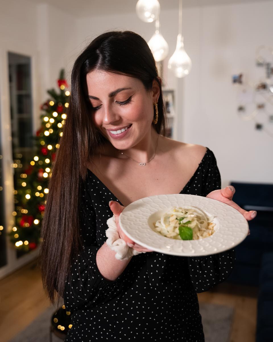 Junge Frau mit einem Teller Essen; Bild zum Thema Ernährung bei Lipödem und persönliche Erfahrungen mit gut verträglicher Ernährung