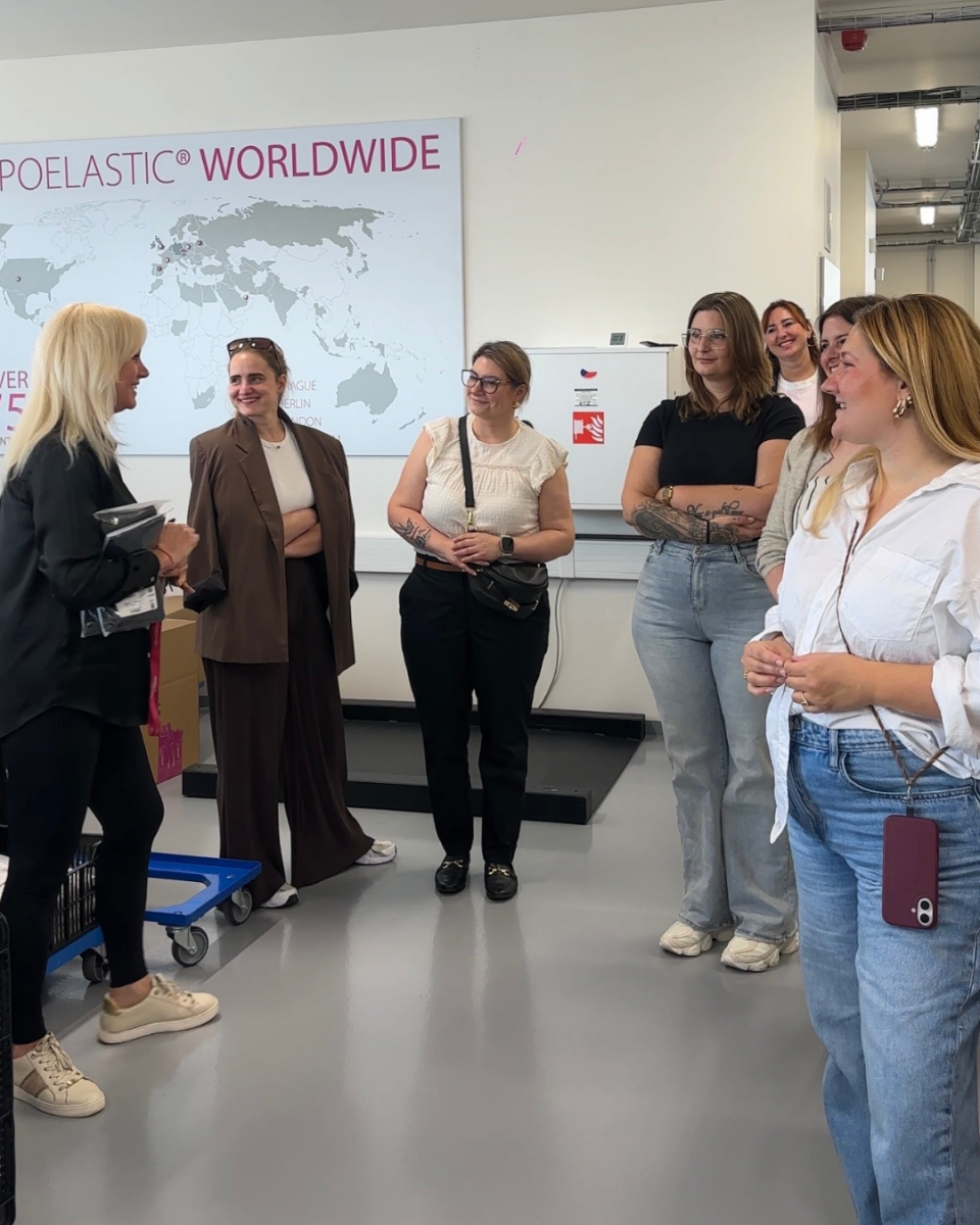 Alt Text: Die Lipödem Heldinnen besichtigen die Produktion von LIPOELASTIC in Tschechien.