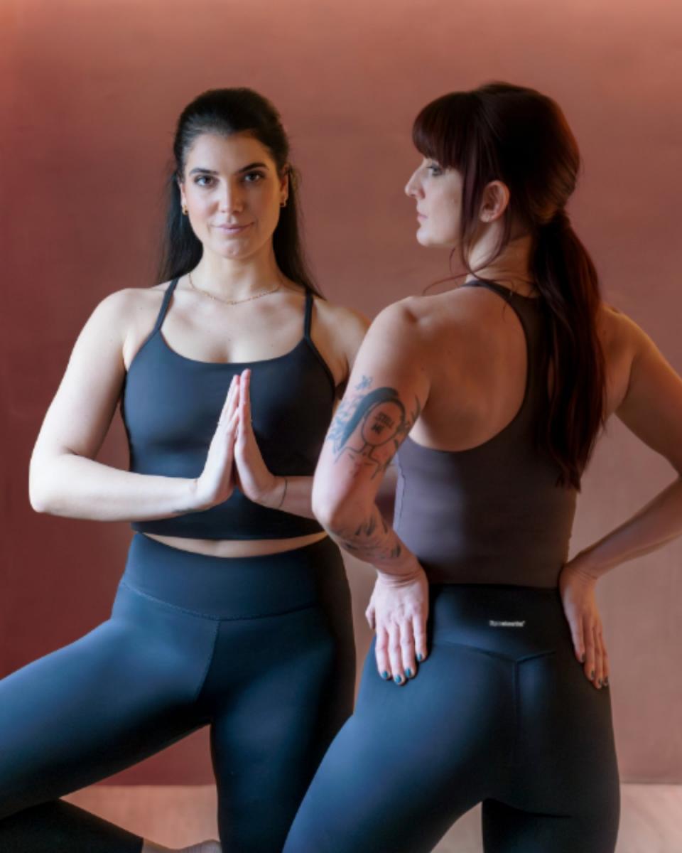 Zwei Frauen in sportlicher Pose tragen die MOTION leggings von LIPOELASTIC